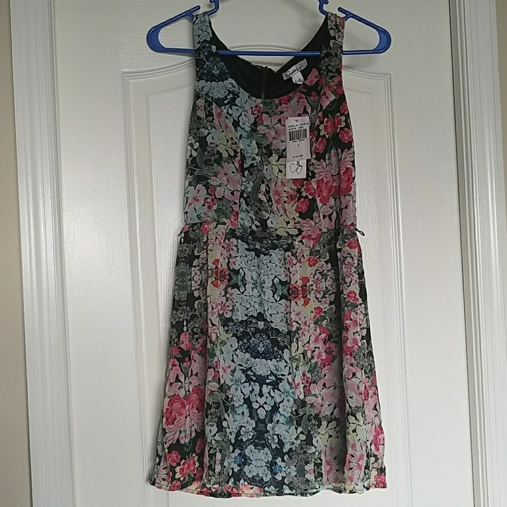 🌺 Floral dress with black background